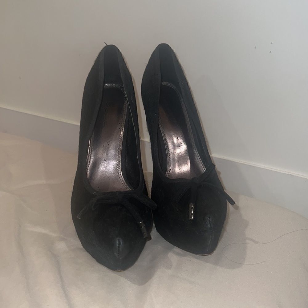 Womens 7.5 Bebe high black heels fur w bow